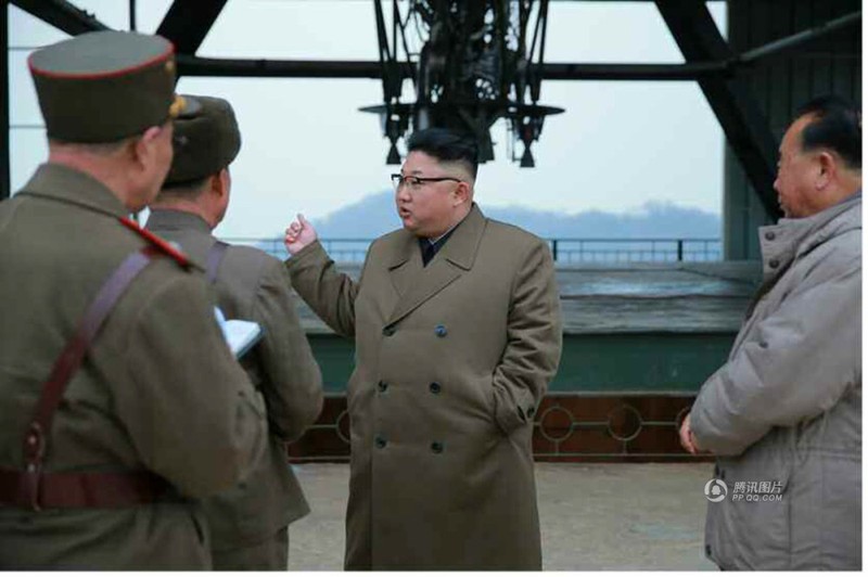 Anh: Ong Kim Jong-un thi sat thu nghiem dong co ten lua moi-Hinh-5